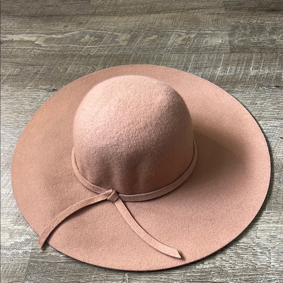 NWT LF Mauve 100% Wool Winter Fashion Hat - Picture 1 of 4